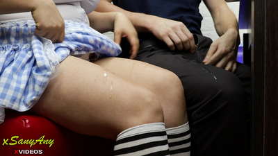 హోమ్వర్క్-xsanyAnyపై క్లాస్మేట్తో కుదుపుకు గురవుతున్న యువ పాఠశాల విద్యార్థి